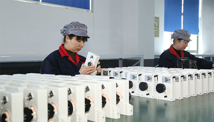 Tensor blanco de la bobina de bobina que trabaja en la cadena de producción automática completa de la bobina